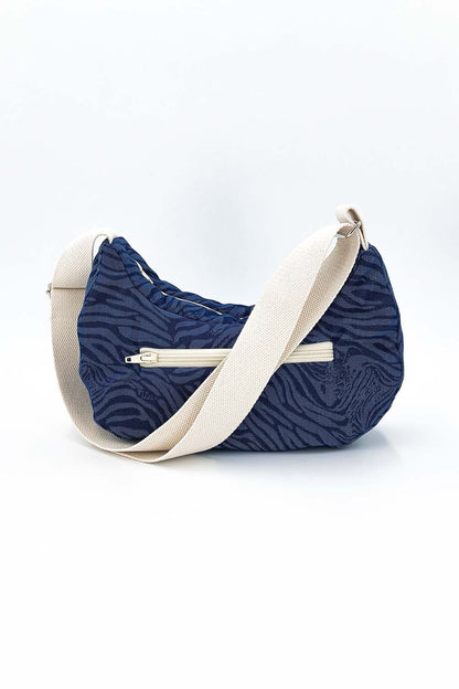 Sac demi-lune Gisèle en denim zèbre